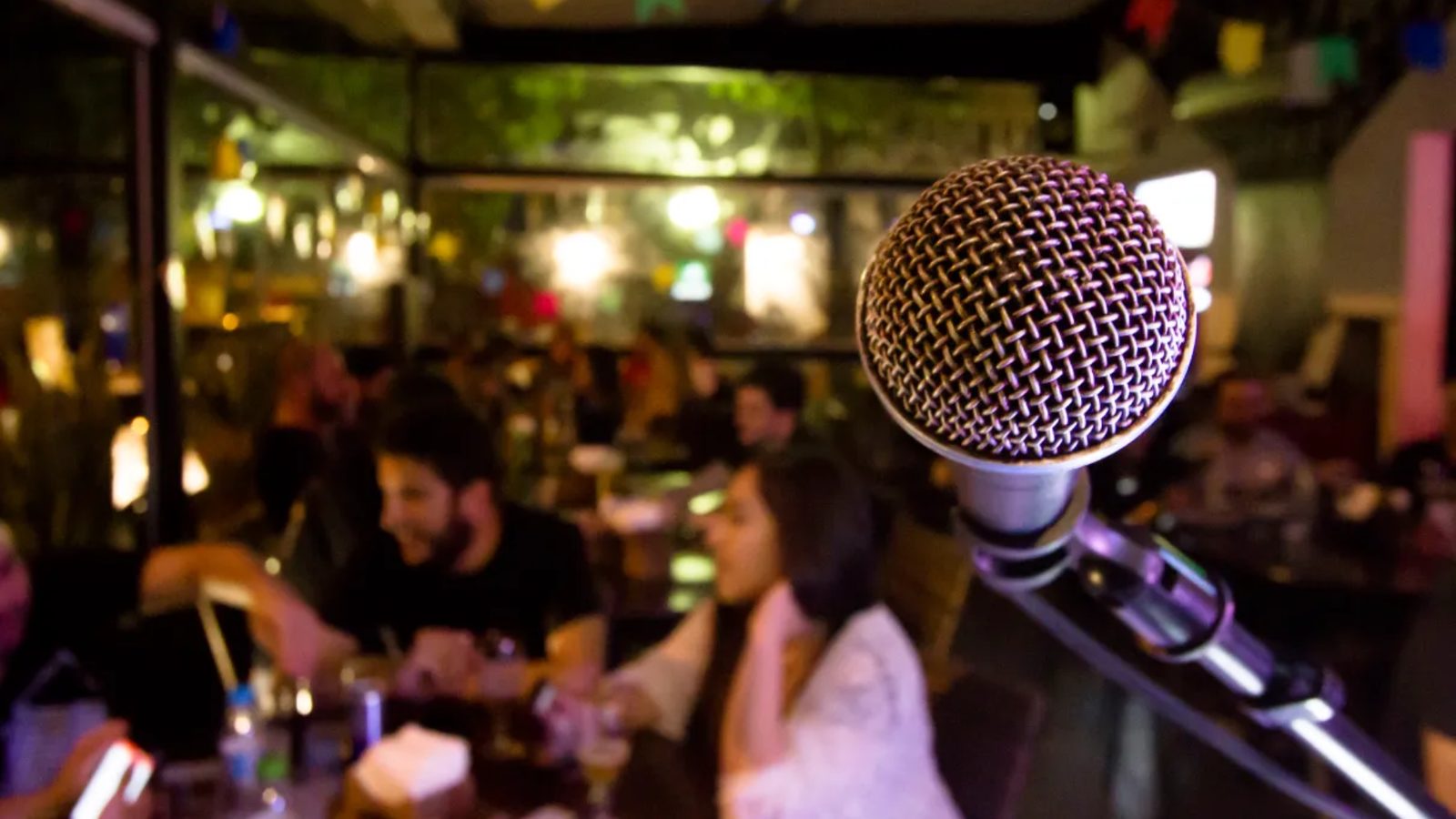 Saúde Auditiva em Bares com Música: Um Risco Silencioso e Irreversível