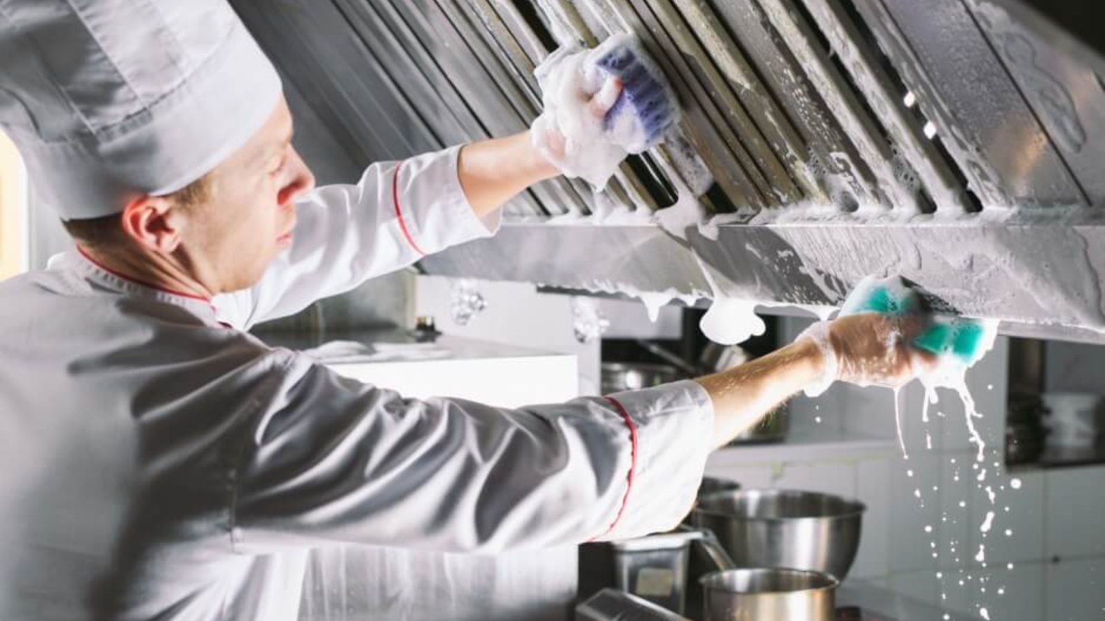 Manuseio e Armazenamento de Produtos Químicos: Segurança Essencial no Food Service