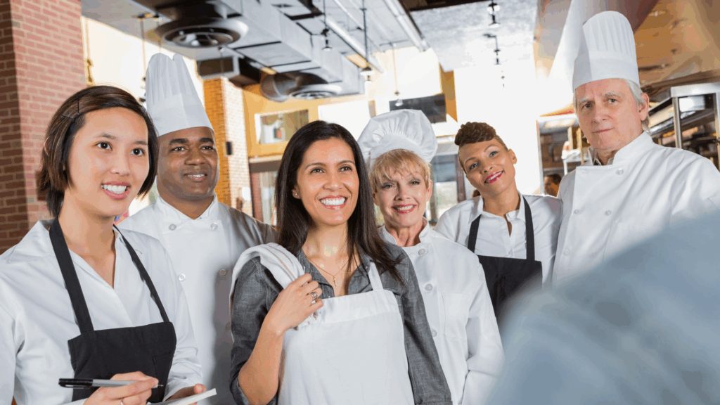 Integrar para Servir: Práticas Mensais que Fortalecem a Integração de Equipe no Food Service o Ano Inteiro