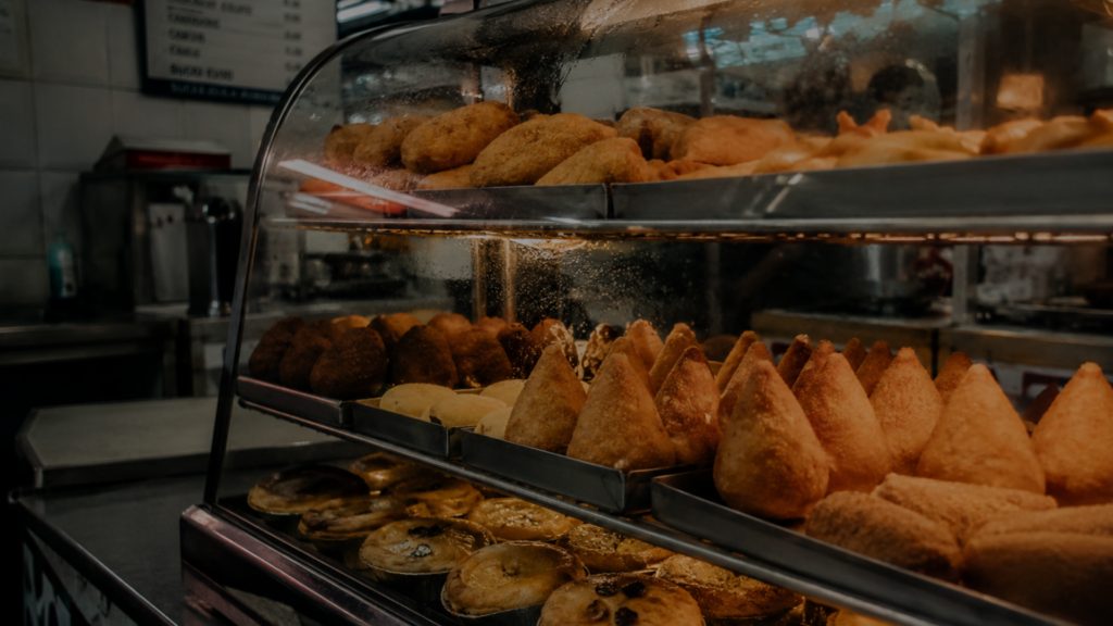 Entre o fogão e a vitrine: O risco invisível na manutenção de salgados quentes