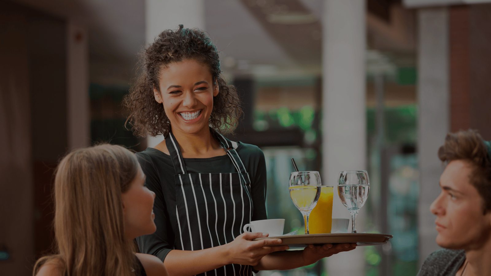 Dia 11 de Agosto: Dia dos Garçons e Atendentes de Mesa – Valorização e Remuneração no Setor de Alimentação