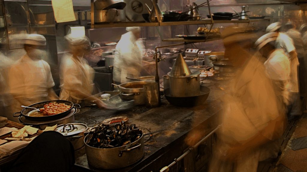 Quando o RH Reduz Custos Antes Mesmo do Estoque: Padronização e Desperdício Zero no Food Service
