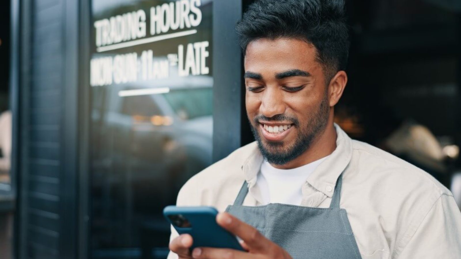 Celular no Trabalho: Como Implementar Regras Sem Riscos Legais no Food Service