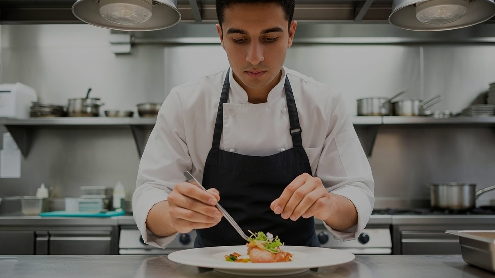 O Eterno Dilema na Gastronomia: Formação Acadêmica ou Experiência de Mercado?