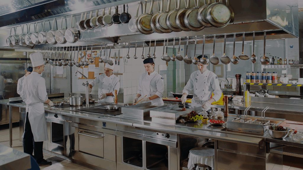 Processos Enxutos para Reduzir Custos Invisíveis no Food Service: Treinamento e Padronização como Utensílios Estratégicos